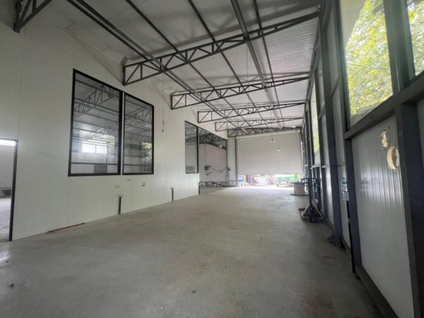 Tirane, jepet me qera kapanon , 650 m² 3.250 € (rruga myslym keta)