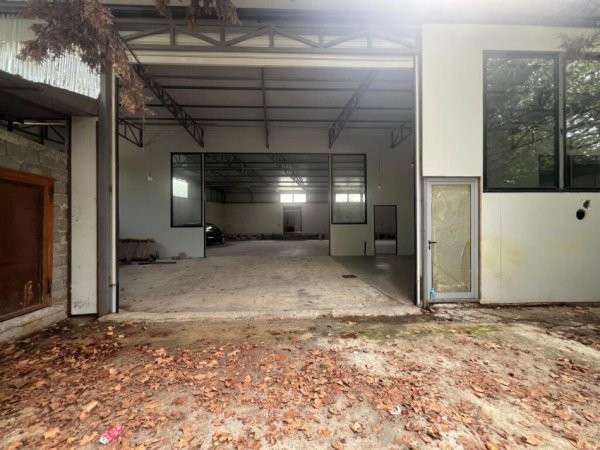 Tirane, jepet me qera kapanon , 650 m² 3.250 € (rruga myslym keta)