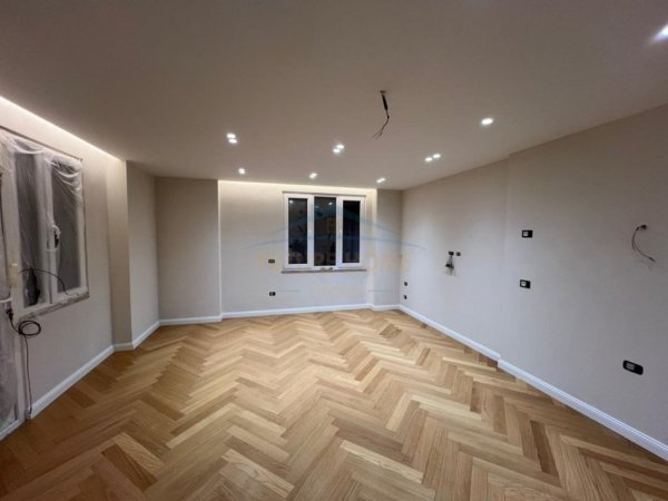 Tirane, jepet me qera apartament 3+1 Kati 10, 143 m² 1.800 € 