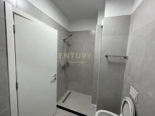 Tirane, jepet me qera apartament 2+1+Aneks+Ballkon Kati 2, 113 m² 1.200 € 