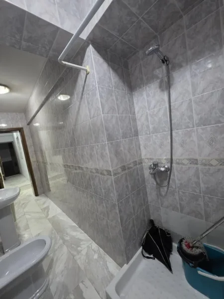 Tirane, jepet me qera apartament 1+1 Kati 2, 550 € (Stadiumi Dinamo)