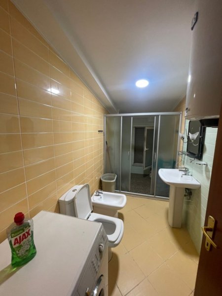 Tirane, jepet me qera apartament 1+1 Kati 5, 70 m² 600 € (Liqeni i Thate)