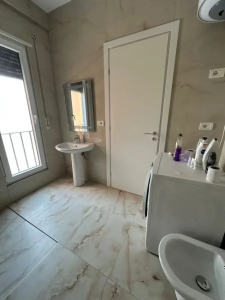 Tirane, jepet me qera apartament Kati 3, 65 m² 600 € (Rruga Qemal Stafa)
