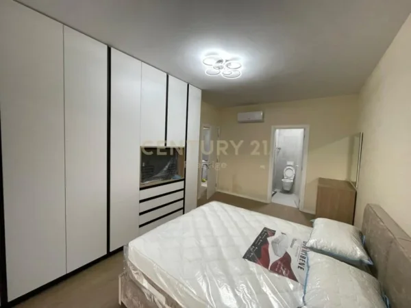 Tirane, jepet me qera apartament 2+1+Aneks+Ballkon Kati 2, 117 m² 1.300 € 
