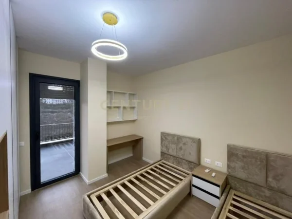 Tirane, jepet me qera apartament 2+1+Aneks+Ballkon Kati 2, 117 m² 1.300 € 