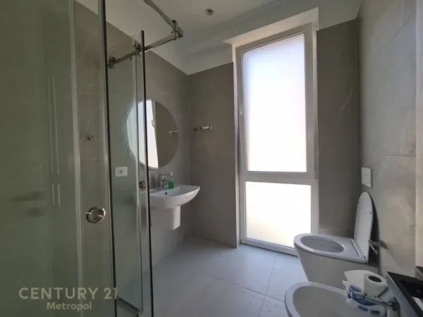 Tirane, jepet me qera apartament 3+1+Aneks+Ballkon Kati 2, 150 m² 2.000 € 