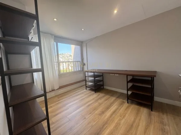 Tirane, jepet me qera apartament duplex Dublex Kati 4, 213 m² 2.000 € 