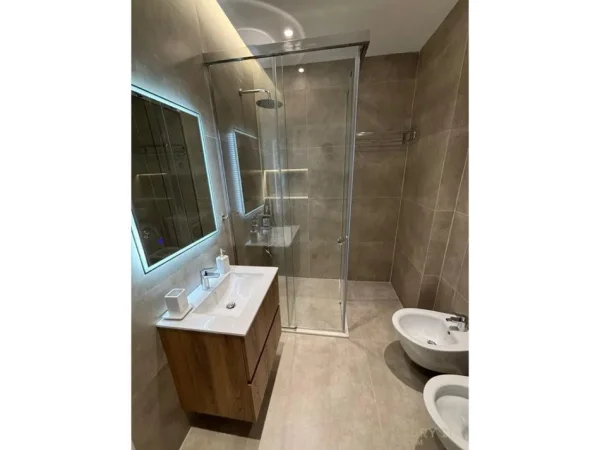 Tirane, jepet me qera apartament 1+1+Aneks+Ballkon Kati 4, 75 m² 850 € 