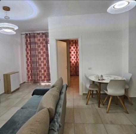 Tirane, jepet me qera apartament 1+1 Kati 2, 63 m² 500 € (Kopshti Botanik)