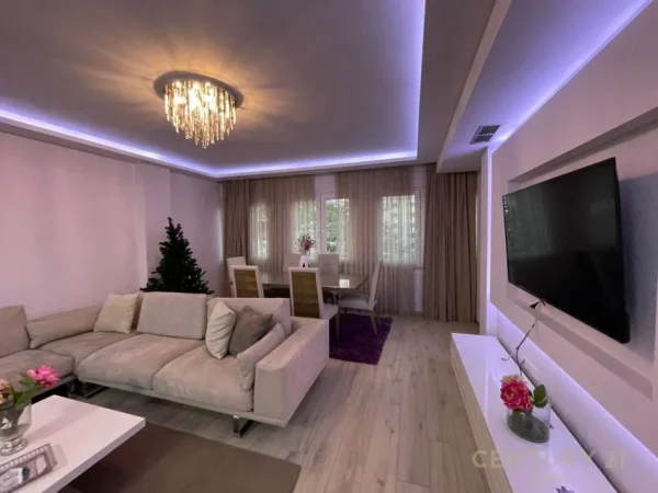 Tirane, jap me qera apartament 2+1+Aneks+Ballkon Kati 3, 1.300 € (Libri Universitar)