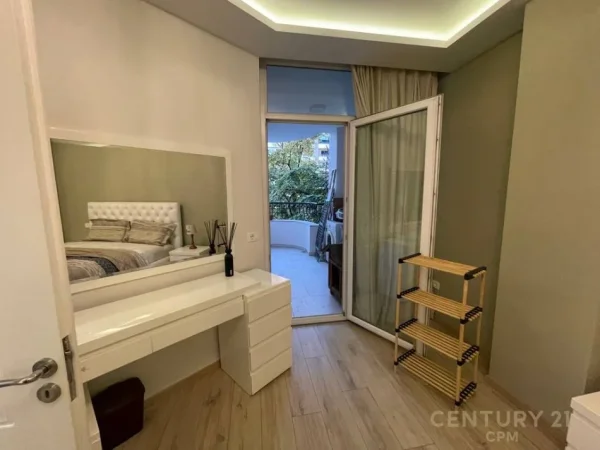 Tirane, jap me qera apartament 2+1+Aneks+Ballkon Kati 3, 1.300 € (Libri Universitar)