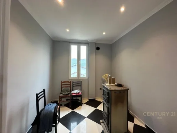 Tirane, jepet me qera Vile 2 Katshe Kati 2, 300 m² 1.200 € (Berzhite)