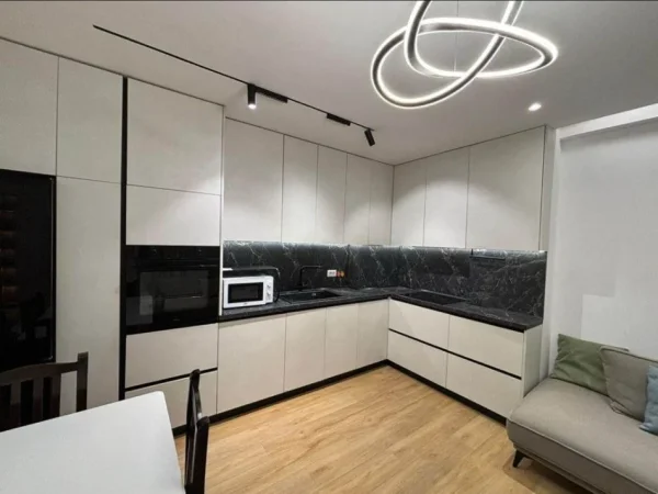 Tirane, jepet me qera apartament 2+1+Aneks+Ballkon Kati 2, 85 m² 850 € 