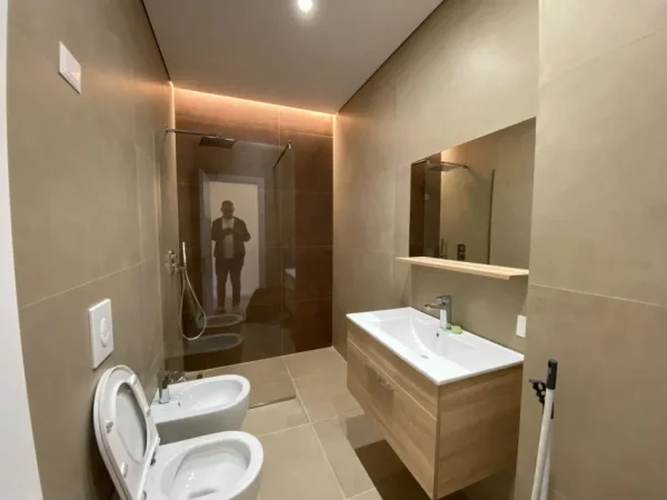 Tirane, jepet me qera apartament 3+1 , 116 m² 1.100 € 