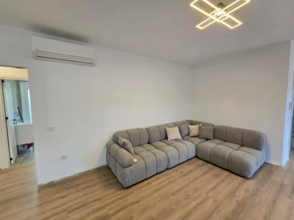 Tirane, jepet me qera apartament 2+1 , 152 m² 1.400 € (Prane Shkolles se Kuqe)