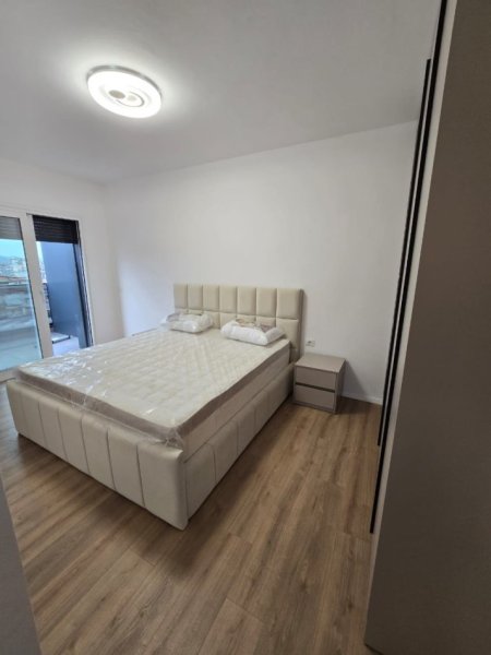 Tirane, jepet me qera apartament 2+1 , 152 m² 1.400 € (Prane Shkolles se Kuqe)