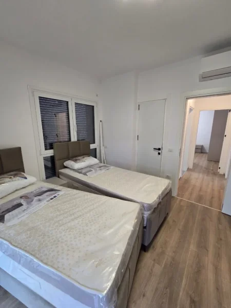 Tirane, jepet me qera apartament 2+1 , 152 m² 1.400 € (Prane Shkolles se Kuqe)