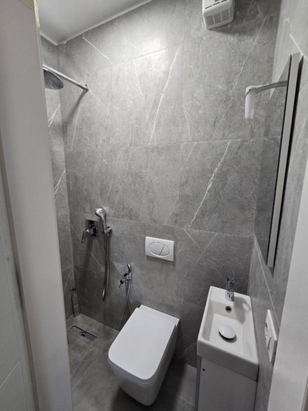 Tirane, jepet me qera apartament 2+1 , 152 m² 1.400 € (Prane Shkolles se Kuqe)