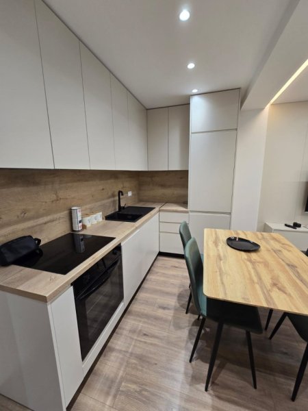 Tirane, jepet me qera apartament 2+1 , 80 m² 800 € 