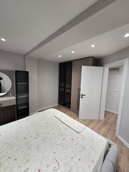 Tirane, jepet me qera apartament 2+1 , 80 m² 800 € 