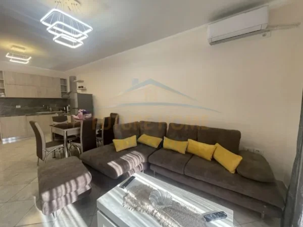Tirane, jepet me qera apartament 2+1+Ballkon Kati 2, 97 m² 700 € (Bulevardi Zogu I, Rruga Hysen Haxhidalliu)