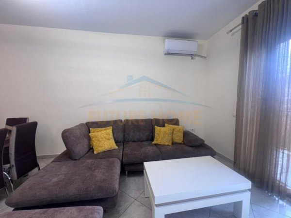 Tirane, jepet me qera apartament 2+1+Ballkon Kati 2, 97 m² 700 € (Bulevardi Zogu I, Rruga Hysen Haxhidalliu)
