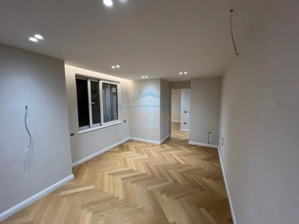 Tirane, jepet me qera apartament 3+1+Ballkon Kati 10, 143 m² 1.800 € (Ish Ekspozita)