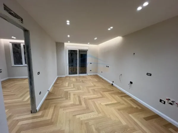 Tirane, jepet me qera apartament 3+1+Ballkon Kati 10, 143 m² 1.800 € (Ish Ekspozita)