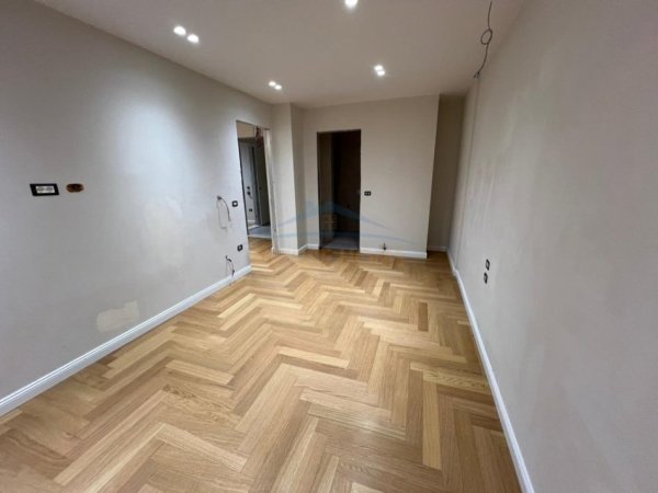 Tirane, jepet me qera apartament 3+1+Ballkon Kati 10, 143 m² 1.800 € (Ish Ekspozita)