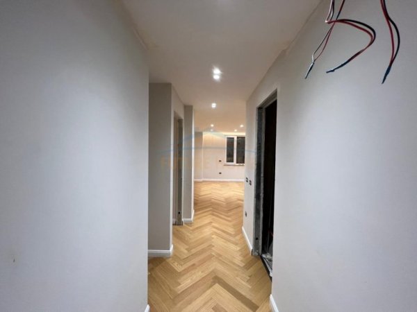 Tirane, jepet me qera apartament 3+1+Ballkon Kati 10, 143 m² 1.800 € (Ish Ekspozita)