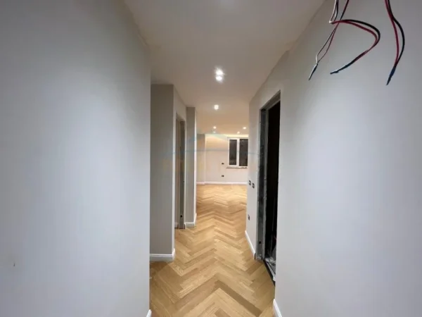 Tirane, jepet me qera apartament 3+1+Ballkon Kati 10, 143 m² 1.800 € (Ish Ekspozita)