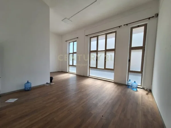 Tirane, shes ambjent biznesi Kati 1, 217 m² 450.000 € 