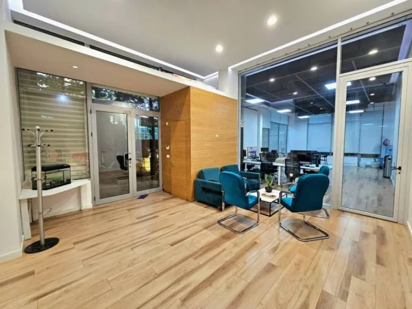 Tirane, jepet me qera ambjent biznesi Kati 0, 220 m² 2.000 € 