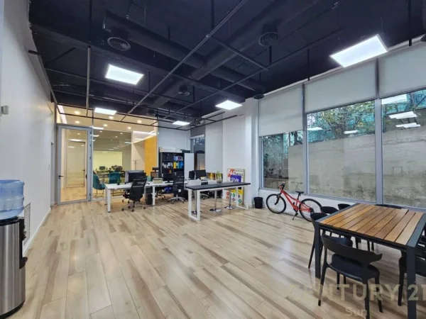 Tirane, jepet me qera ambjent biznesi Kati 0, 220 m² 2.000 € 