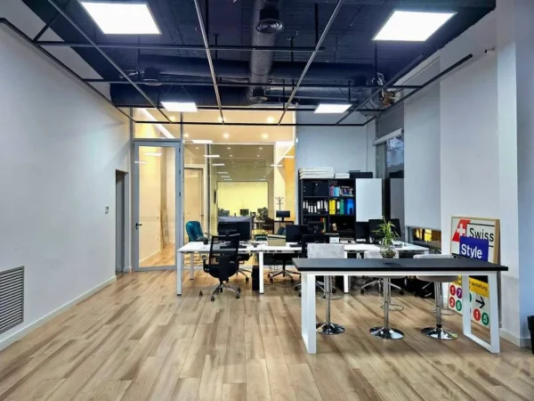 Tirane, jepet me qera ambjent biznesi Kati 0, 220 m² 2.000 € 