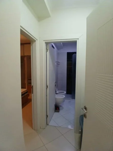 Tirane, jepet me qera apartament 1+1+Ballkon Kati 4, 80 m² 1.200 € (Rruga e Kosovareve)