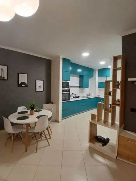 Tirane, jepet me qera apartament 1+1+Ballkon Kati 4, 80 m² 1.200 € (Rruga e Kosovareve)