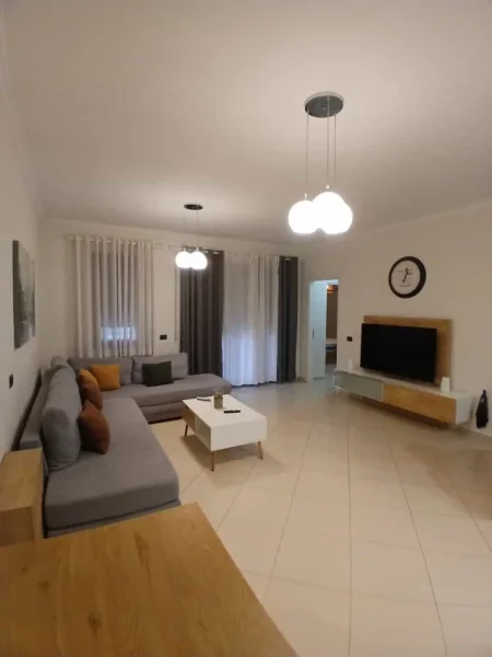 Tirane, jepet me qera apartament 1+1+Ballkon Kati 4, 80 m² 1.200 € (Rruga e Kosovareve)
