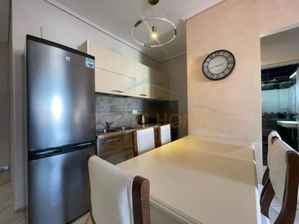 Tirane, jepet me qera apartament 2+1+Ballkon Kati 9, 95 m² 750 € (Myslym Shyri)