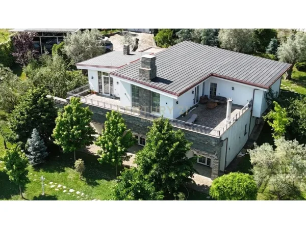 Tirane, jap me qera Vile 3 Katshe , 1.640 m² 3.500 € (DOBRESH)