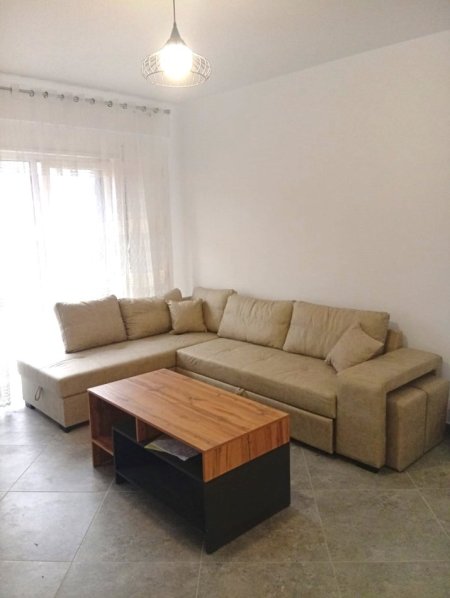 Jepet me Qera Apartament 1+1 ne 5 Maji, afer Concordit,  400 €URO