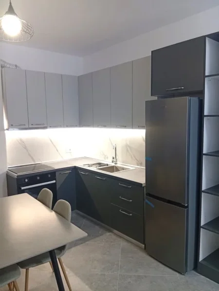 Jepet me Qera Apartament 1+1 ne 5 Maji, afer Concordit,  400 €URO