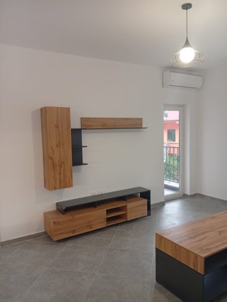 Jepet me Qera Apartament 1+1 ne 5 Maji, afer Concordit,  400 €URO