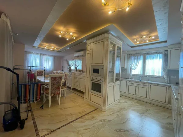 Shqiperi, shitet apartament 4+1 Kati 4, 227 m² 