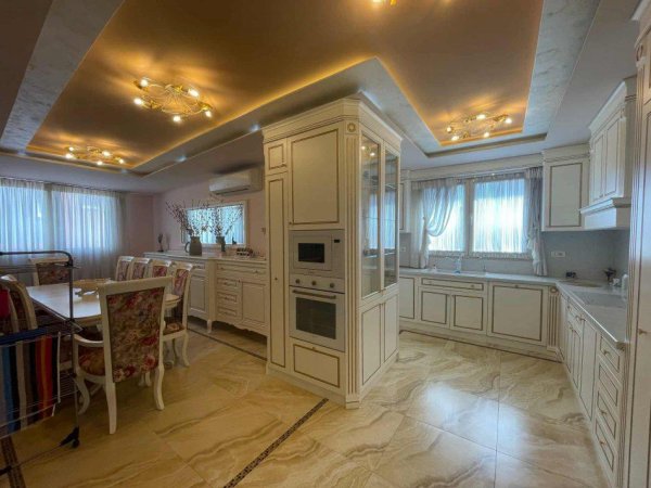 Shqiperi, shitet apartament 4+1 Kati 4, 227 m² 