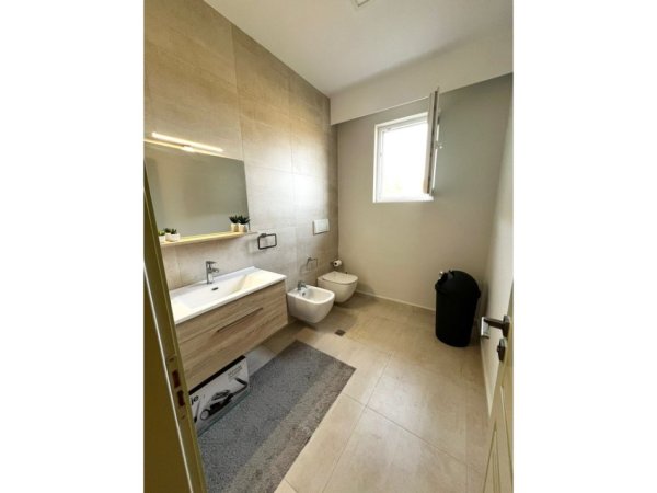 Tirane, jepet me qera Vile 2 Katshe Kati 0, 800 m² 1.600 € (Prush)