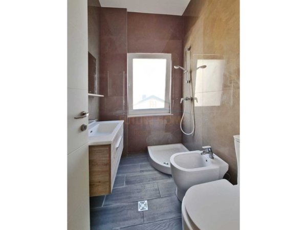 Tirane, jepet me qera apartament 4+1 Kati 1, 200 m² 1.300 € 