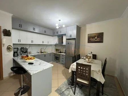 Tirane, shitet apartament 3+1 Kati 5, 121 m² 200.000 € 