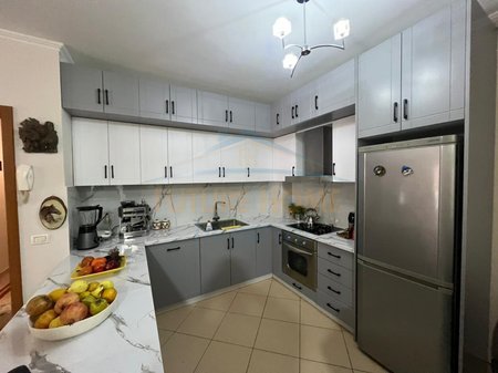 Tirane, shitet apartament 3+1 Kati 5, 121 m² 200.000 € 