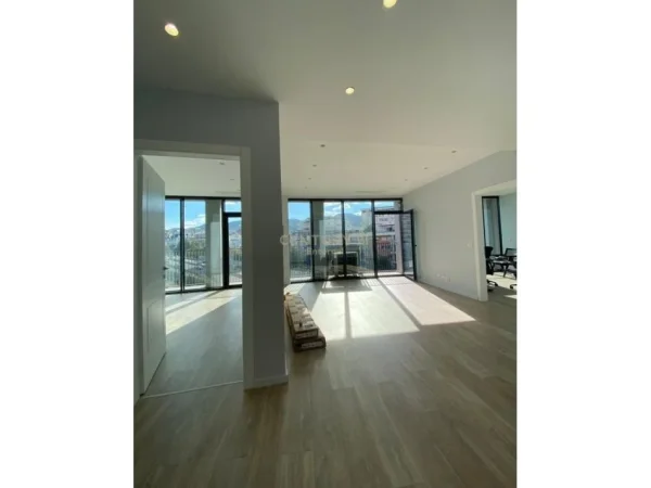 Tirane, jepet me qera apartament 2+1+Aneks+Ballkon Kati 4, 124 m² 1.300 € (Lake View)